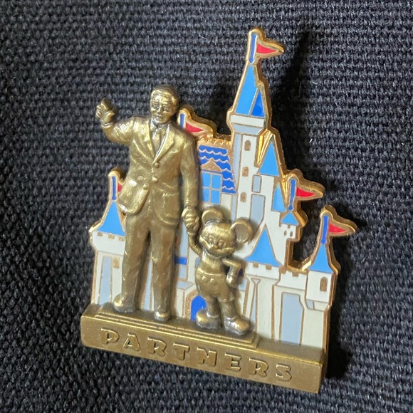 Six Walt Disney World Pins (6) - Picture 4 of 5